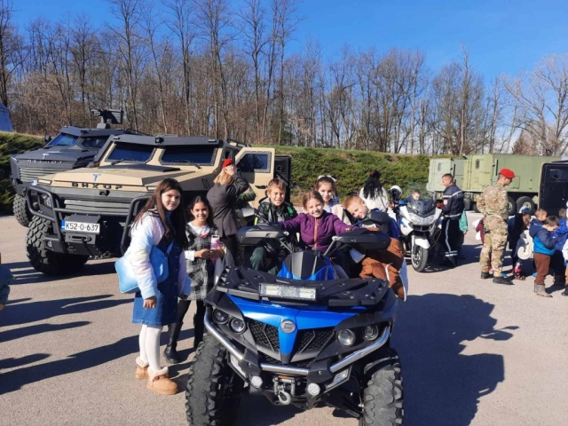 IMG-abd1d4ad26f25b1a91c0fa09bbcc01a9-V